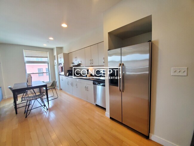 Building Photo - 601 Albany St