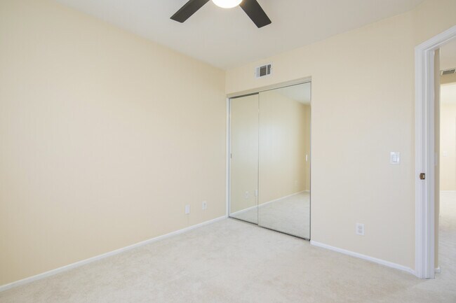 Building Photo - 1 Quebec