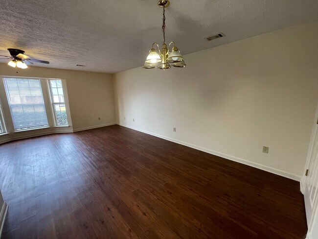 Building Photo - 13 Woodcreek Way SW