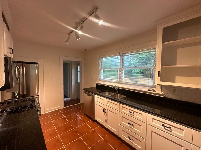 Building Photo - Gorgeous 3 Bed 2 Bath Haymount Home