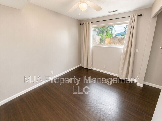 Building Photo - 6375 Fuchsia Dr
