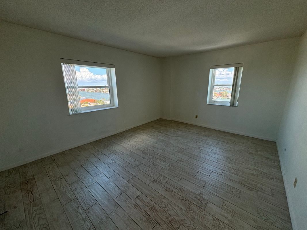 Building Photo - 420 64th Ave