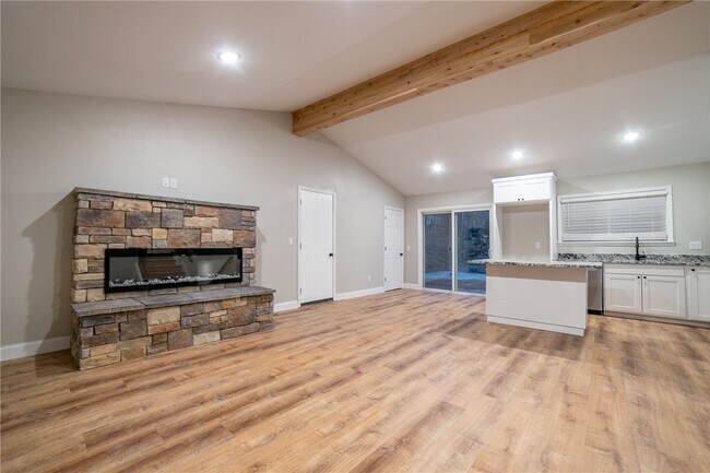 Building Photo - 1647 Carolyn Dr