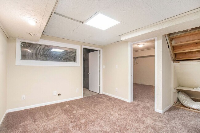 Building Photo - 4 Bedroom 2.5 Bath Home