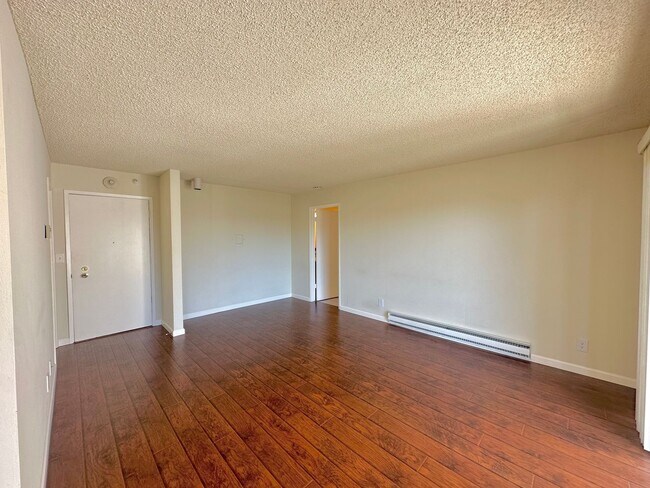 Building Photo - $500 OFF FIRST MONTH RENT - 1 Bed 1 Bath Available in Watergate Complex of Emeryville!!!
