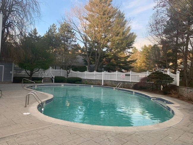 Building Photo - 14 Stony Brook Ln