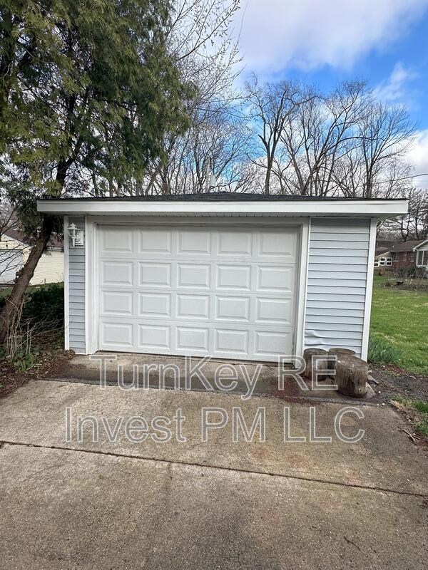 Building Photo - 17959 Loomis Ave
