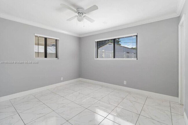 Building Photo - 913 SW 49th Ave