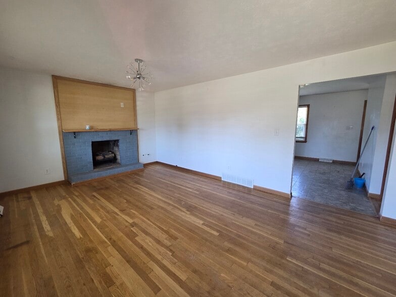 Building Photo - 521 Stonehaven Dr