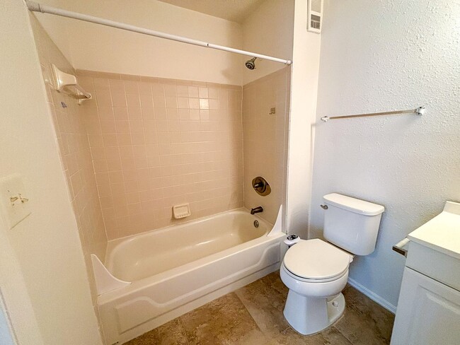 Building Photo - Windsor Park #515 - Pet Friendly!