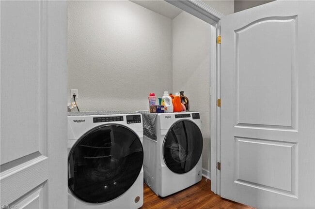 Building Photo - 3 Story Townhouse-style Condo Near Town Ce...