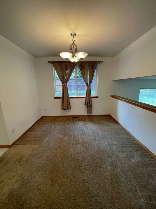 Building Photo - 1337 NW Redwing Dr