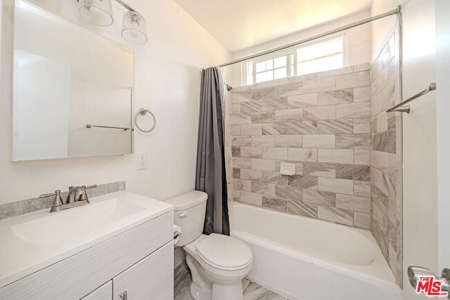 Building Photo - 1349 W 35th Pl