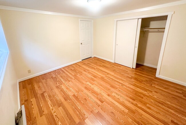 Building Photo - Charming Triplex with Hardwood Floors, App...