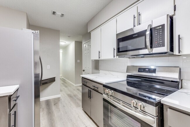 Building Photo - NEWLY RENOVATED • Stunning 3 Bedroom Duplex