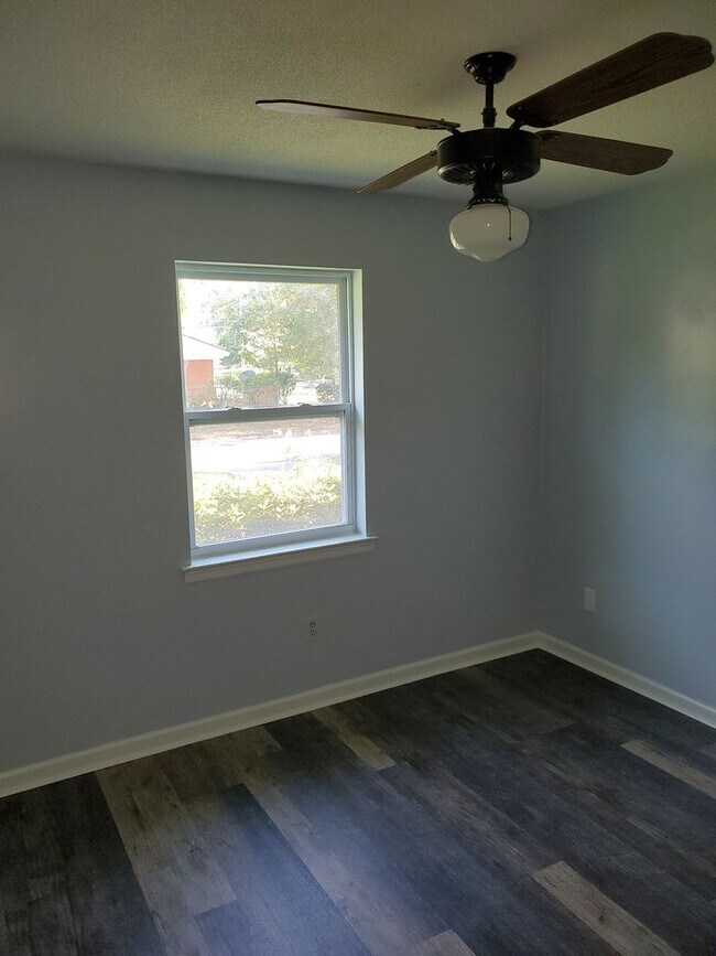 Building Photo - Spacious, quiet neighborhood