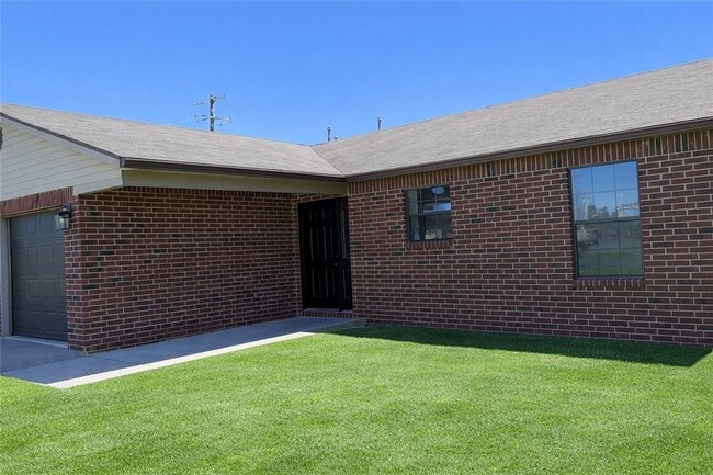 Building Photo - 619 E 1st St