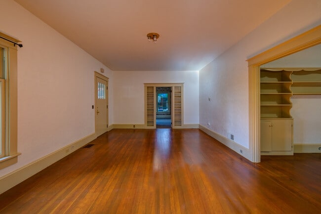 Building Photo - Charming bungalow