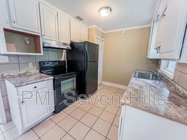 Building Photo - 3502 Lakewood Dr