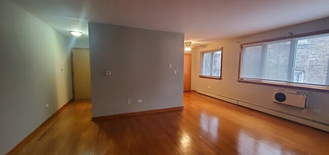 Building Photo - 6316 N Paulina St