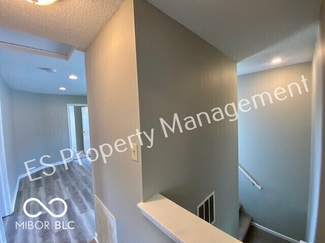 Building Photo - 10902 Glenayr Dr