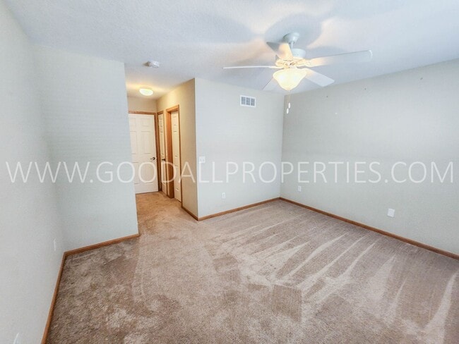 Building Photo - 2 Bedroom 2.5 Bath Townhome In West Des Mo...