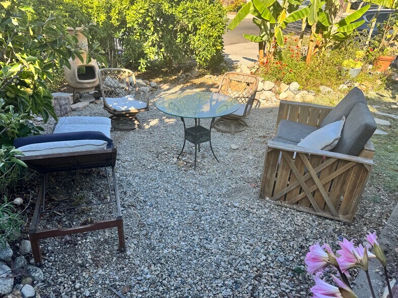 Front yard seclusion. - 3243 Mountain View Ave