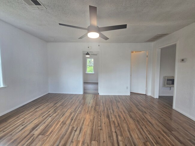 Building Photo - 1 Bedroom 1 Bath Home in Shawnee!