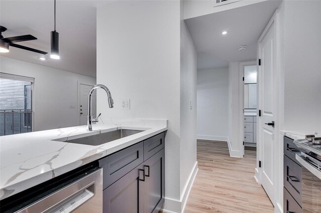 Building Photo - 205 E 45th St