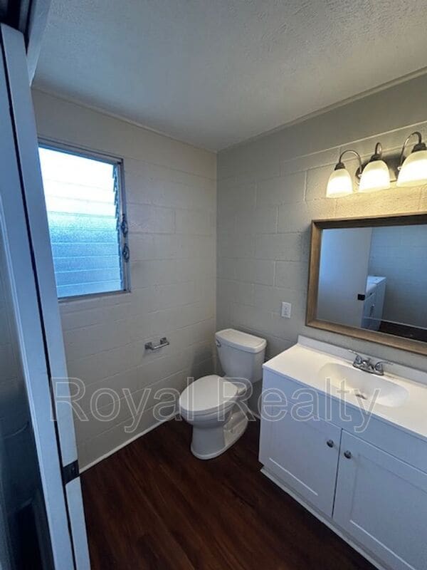 Building Photo - 1380 Uila St