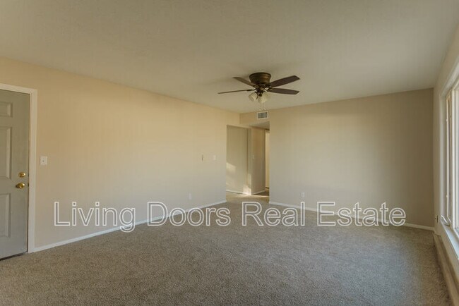 Building Photo - 402 W Eldora Ave