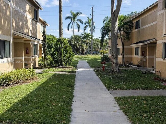 Building Photo - 9457 Palm Cir N