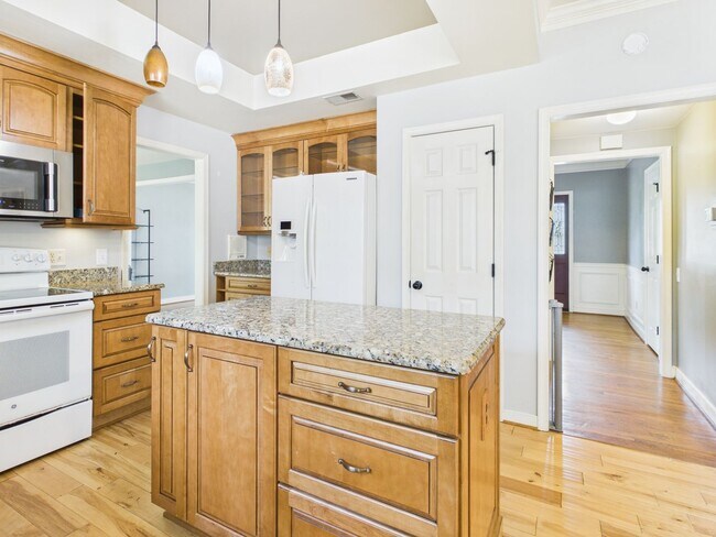 Building Photo - 6118 Walnut Landing Way
