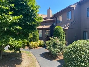 Building Photo - 215 Trailside Way