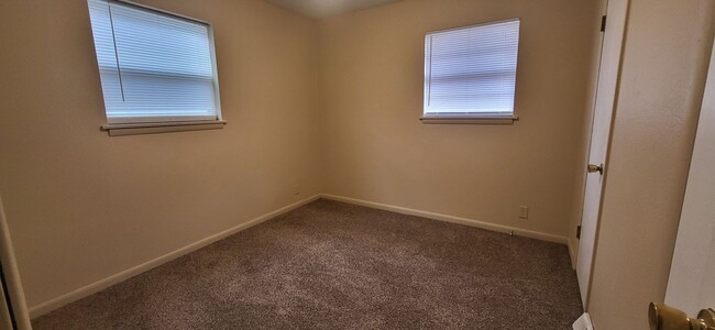 Building Photo - Cozy & Spacious 3 bedroom Home for Rent! $925