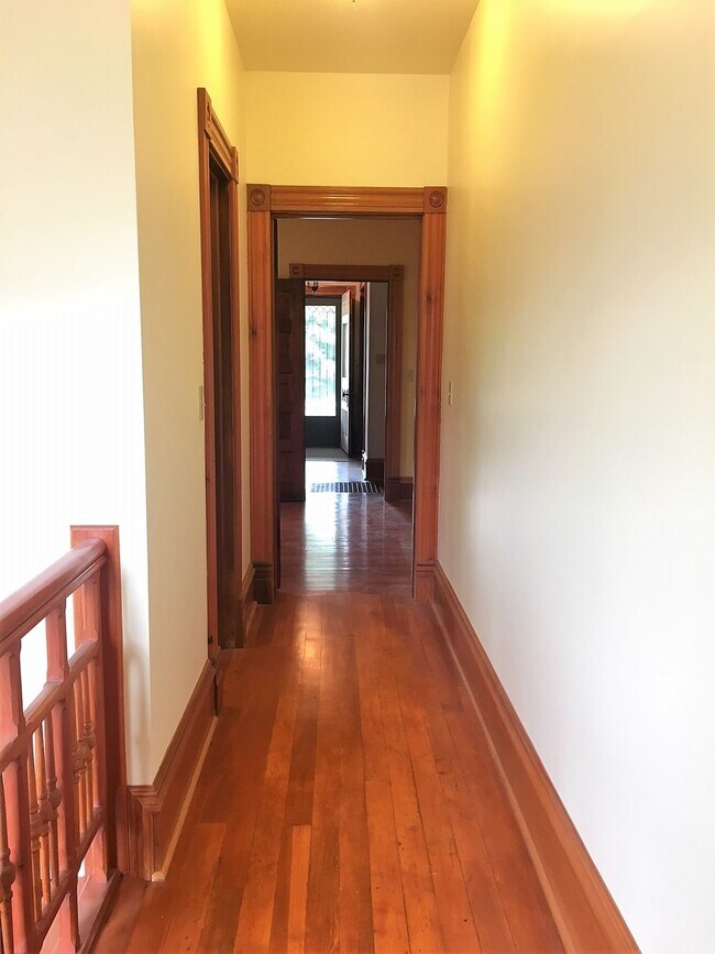 Building Photo - Northwest Area 4 Bedroom 2 Bath Bungalow