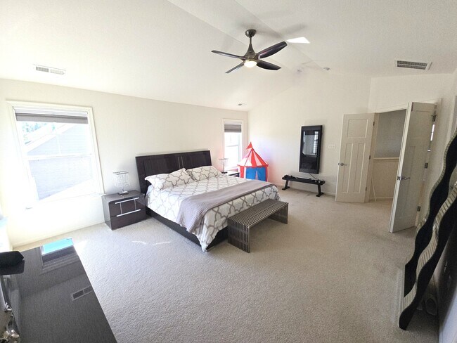 Building Photo - 1129 Flower St