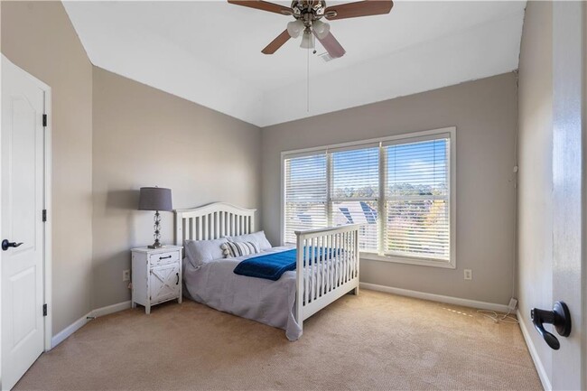 Building Photo - 3713 Lake Edge Dr