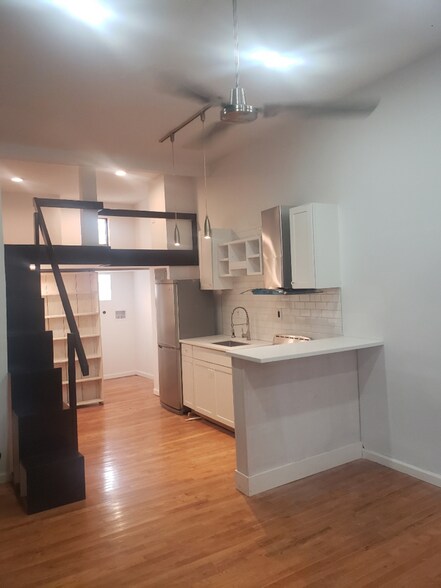 Primary Photo - 2130 South St