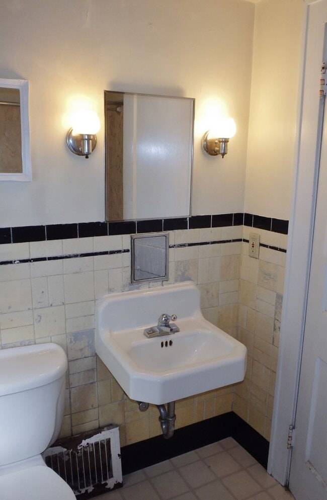 Building Photo - Two Bedroom House Close To Downtown