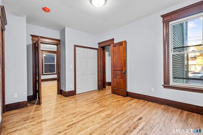 Building Photo - 548 Ferry St