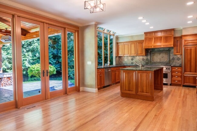 Building Photo - 4bd/3.75ba Woodinville Home