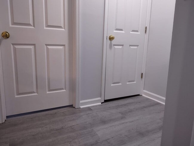 Building Photo - 2 bedroom 1.5 bath condo near ETSU