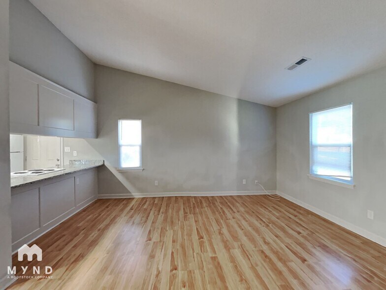 Building Photo - 2241 Thornfield Rd