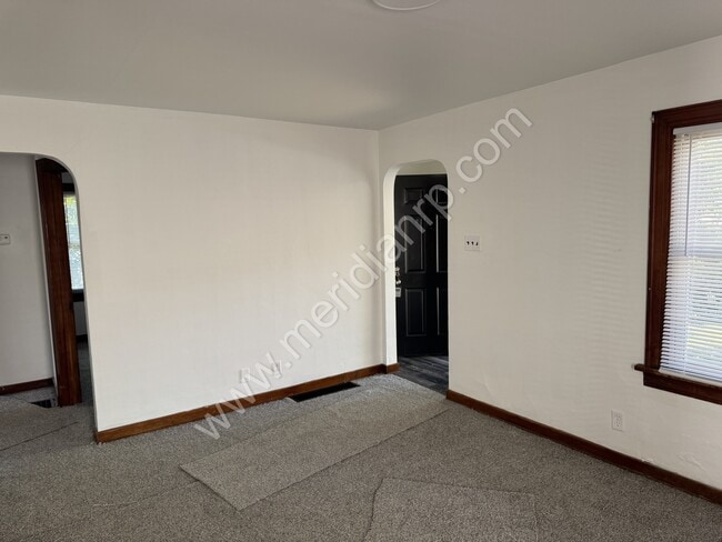 Building Photo - 2021 Redwood Ave