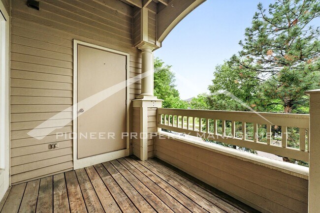 Building Photo - Spacious Condo with Central AC and Washer/...
