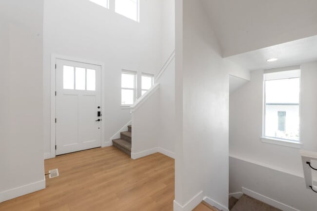 Building Photo - Traverse Mountain | SPACIOUS LIVING | 6 BED 4 BATH SINGLE FAMLY HOME