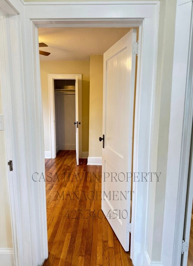 Building Photo - Charming 2 Bed 1 Bath in the Tree Streets!