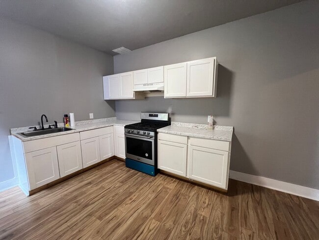 Building Photo - Single 3 BR House, close to downtown Lanca...