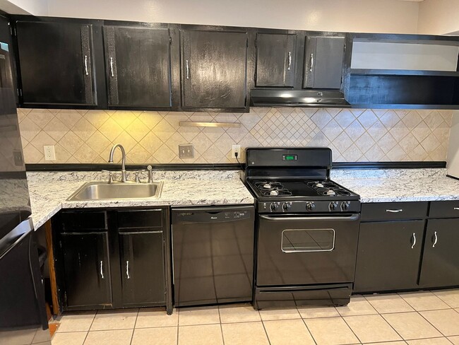 Building Photo - Recently updated Berkshire Estates Condo